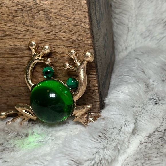 Frog Brooch with large Green Gem - Picture 4 of 10